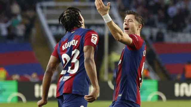 Lewandowski celebra su gol con Koundé.