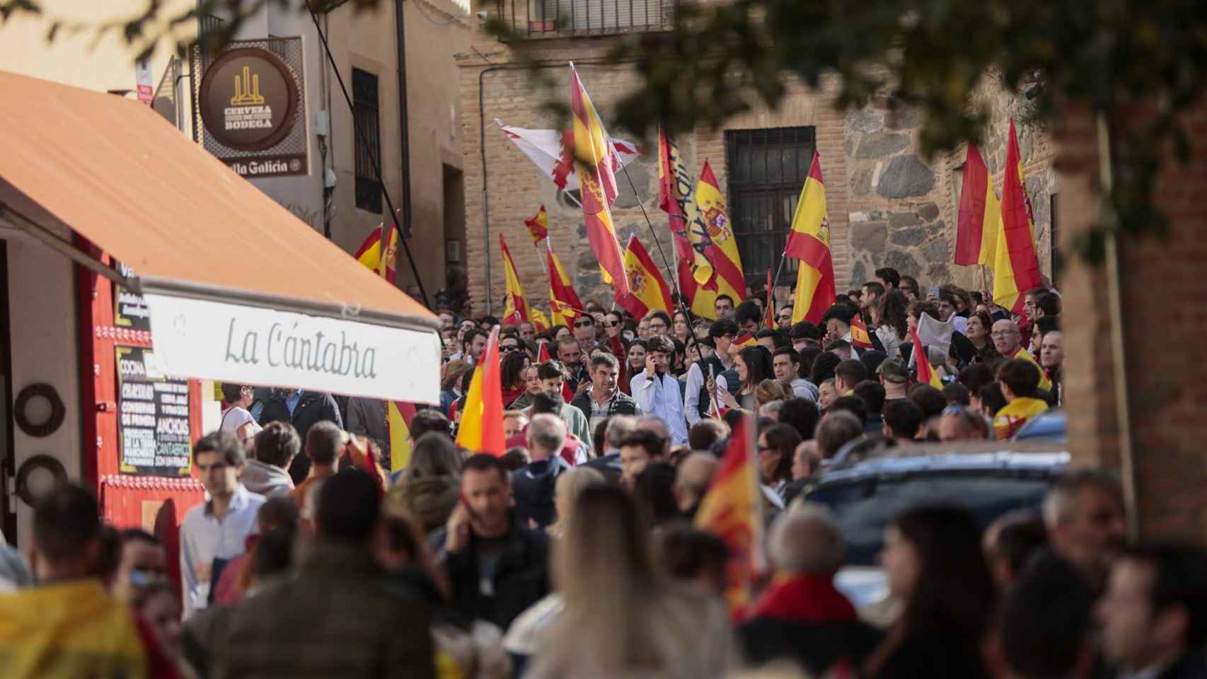 Fotogalería | Vox protesta ante la sede del PSOE en Toledo: himno nacional y banderas preconstitucionales