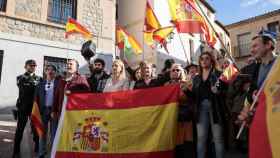 Dirigentes de Vox ante la sede del PSOE en Toledo.