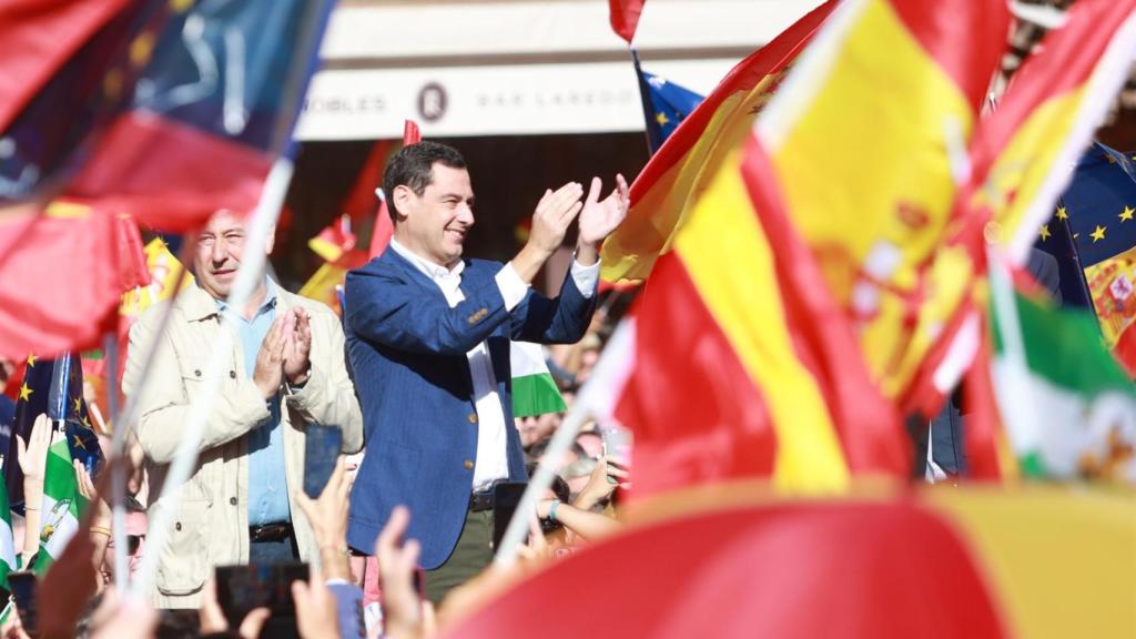 El presidente de la Junta de Andalucía, Juanma Moreno, participa en la concentración en contra de la amnistía en Sevilla.