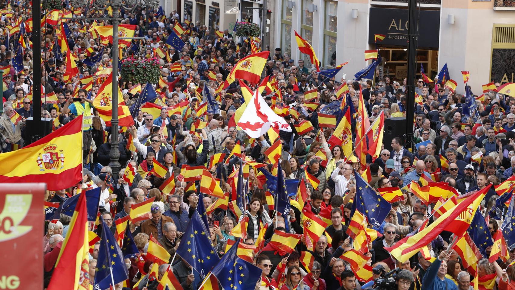 Varias personas asisten a la manifestación en la Puerta del Sol de Madrid