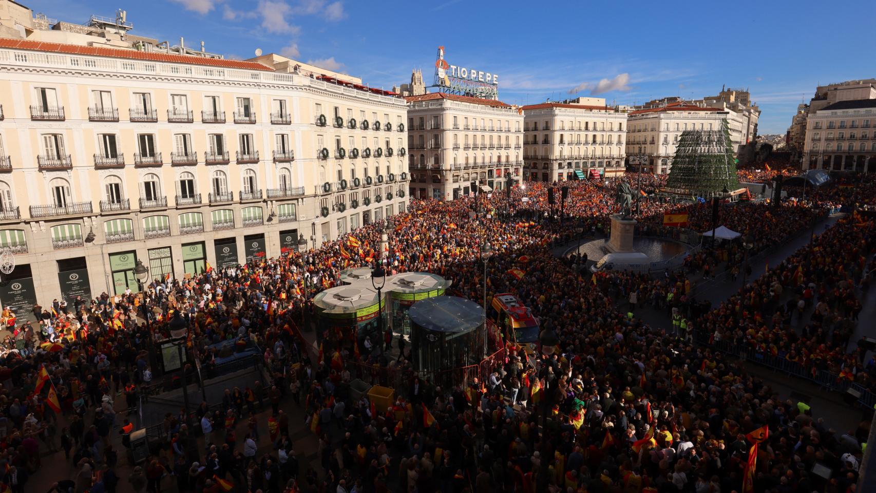 La Puerta del Sol, llena de manifestantes contra la amnistía.