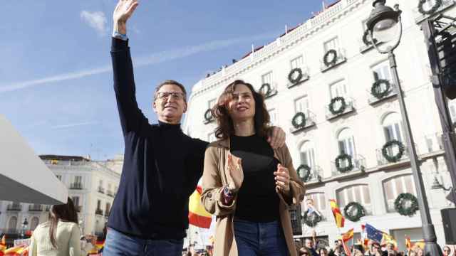 Alberto Núñez Feijóo e Isabel Díaz Ayuso, durante el acto celebrado este domingo en la Puerta del Sol.