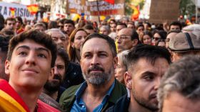 Santiago Abascal, este domingo, manifestándose en Ferraz, tras acudir a la concentración de la Puerta del Sol.
