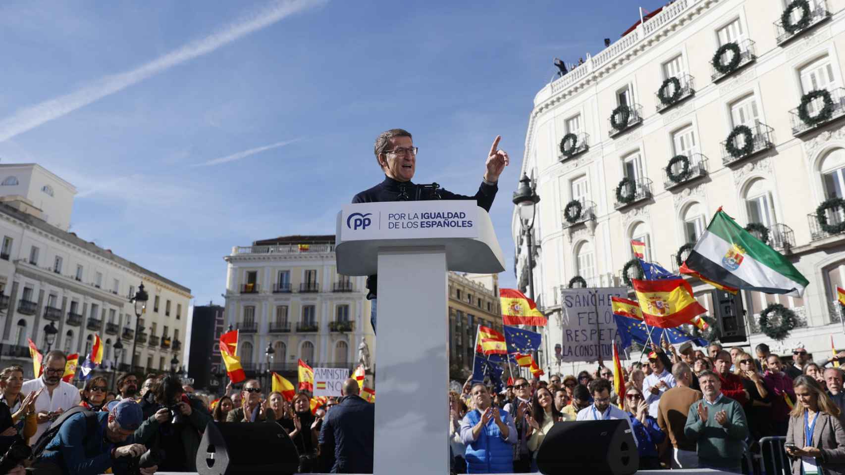 Alberto Núñez Feijóo, este domingo en la protesta del PP contra la amnistía, en la Puerta del Sol de Madrid.