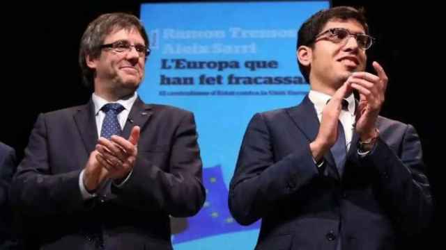 Carles Puigdemont junto al jefe de la Oficina de Junts en el Parlamento europeo, Aleix Sarri.