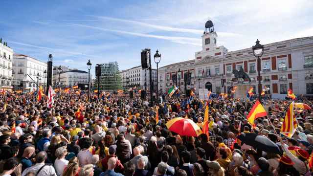 Miles de manifestantes durante la concentración contra la amnistía convocada por el PP en Madrid.