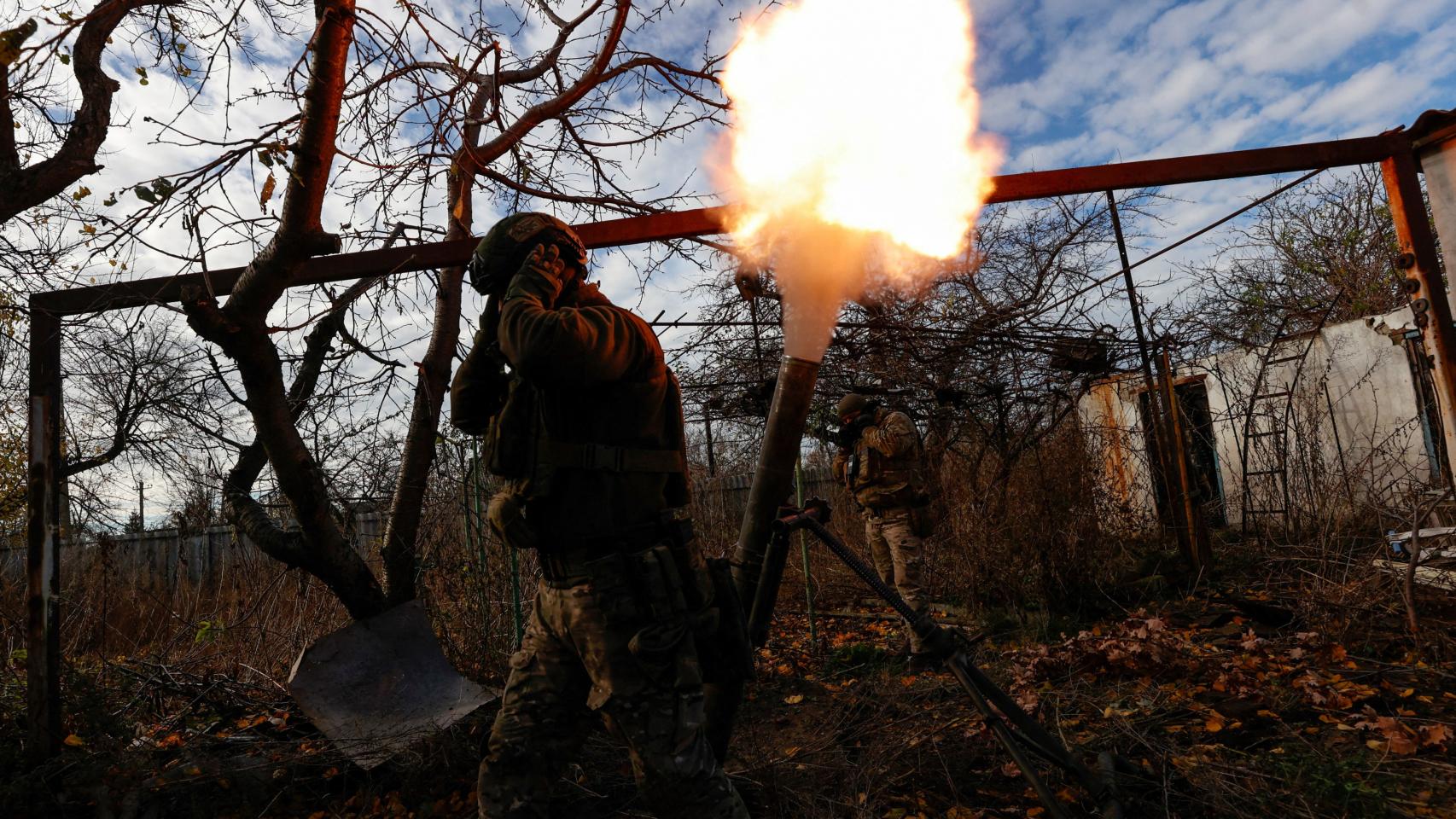 Un miembro del Ejército ucraniano dispara un mortero en el frente de Avdiivka