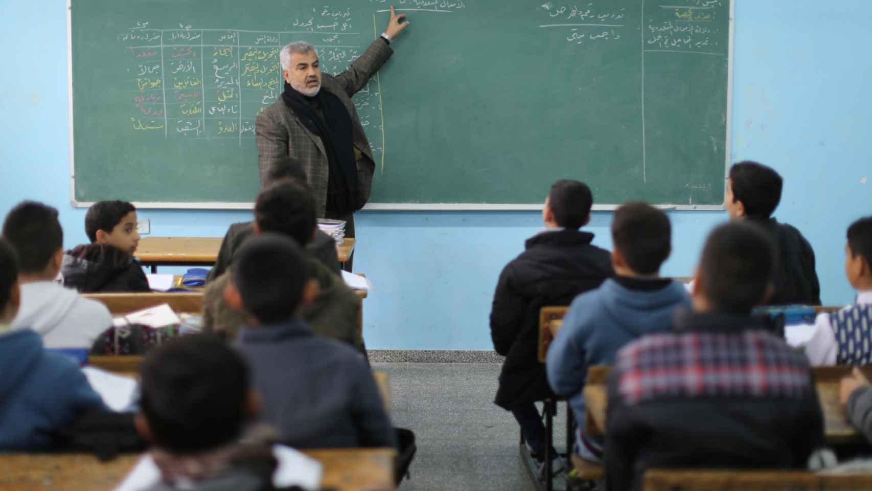Un profesor de la UNRWA en una clase de árabe en Gaza