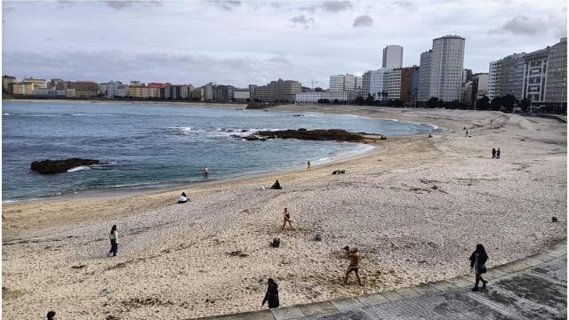 La playa de Riazor este domingo