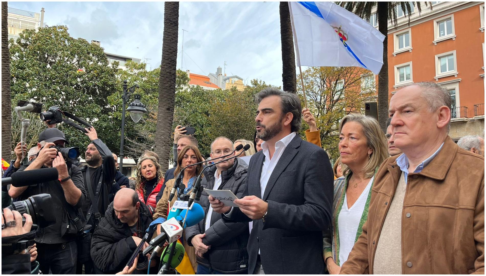 Diego Calvo durante su intervención este domingo, a su izquierda Miguel Tellado y a su derecha Miguel Lorezo.