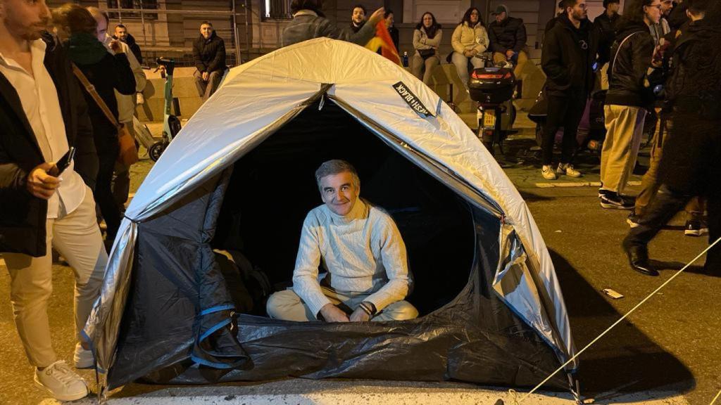 Alberto Abascal en una de las tiendas de campaña desplegadas cerca del Congreso