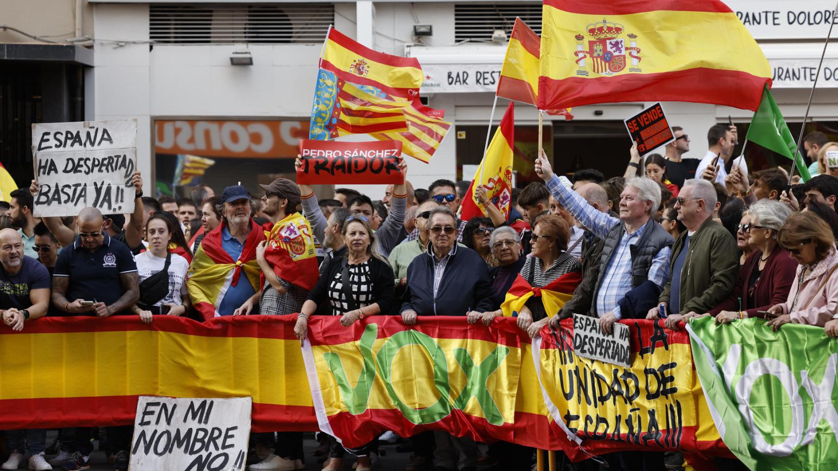 Concentración para protestar contra la amnistía este domingo frente a la sede del PSOE en Valencia