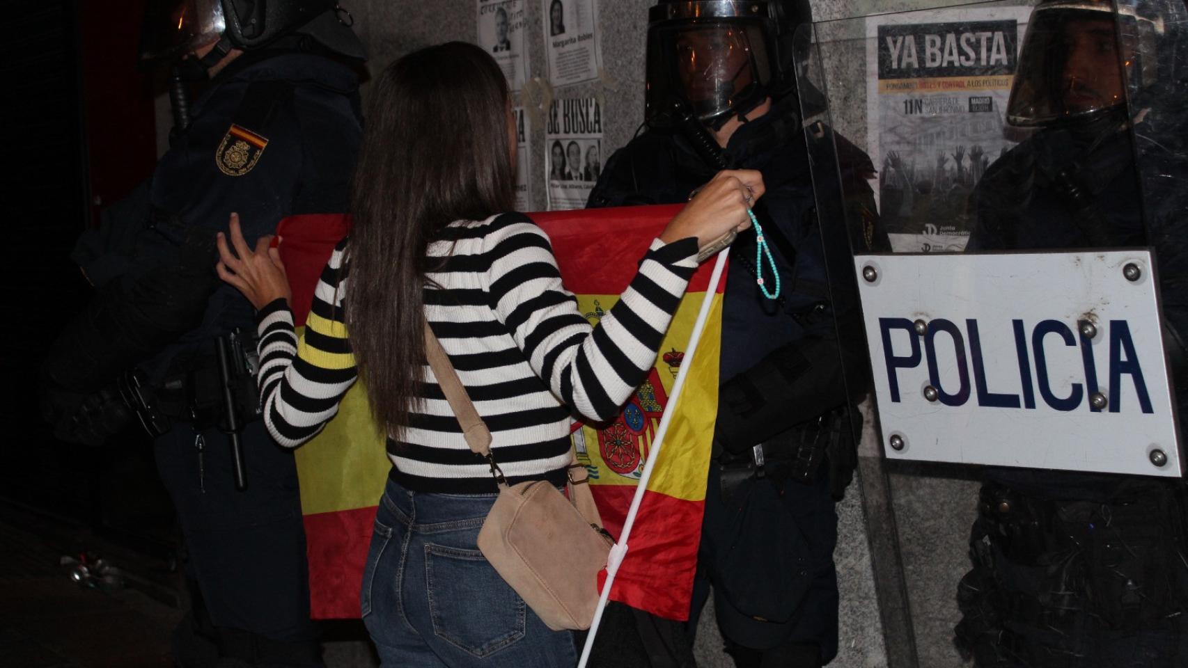 Una joven se enfrenta a varios antidisturbios
