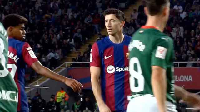 El tenso momento de Lewandowski con Lamine Yamal en el FC Barcelona - Alavés