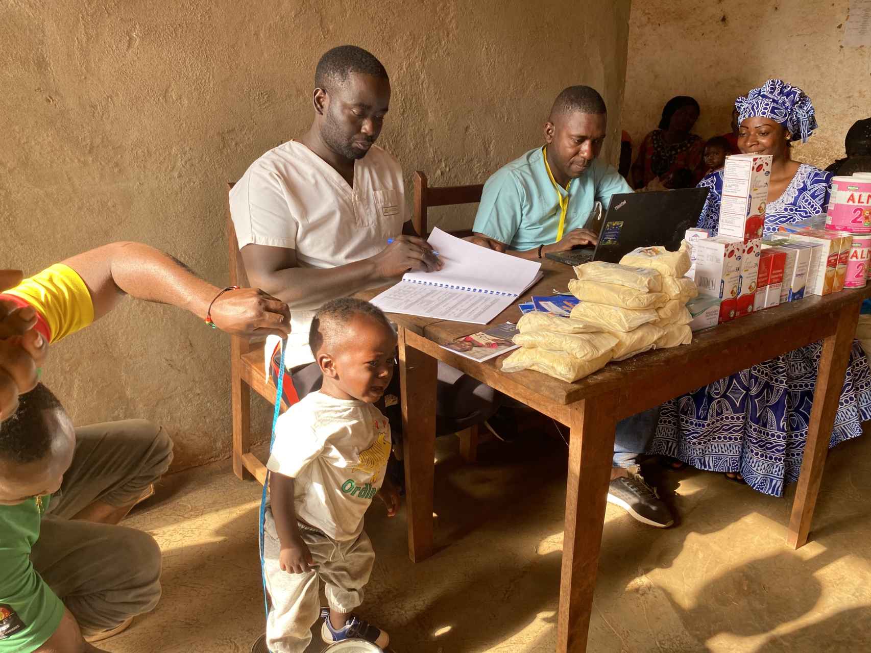 La campaña Nutrí-m trabajando en uno de sus ejes: pesando a un niño en un dispensario rural del oeste de Camerún.