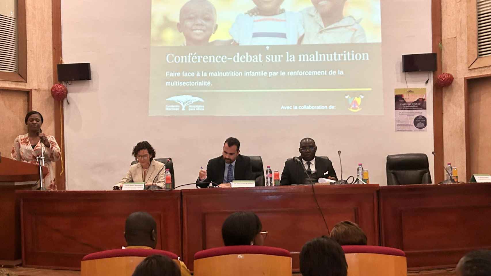 La Jornada de Desnutrición infantil, de izquierda a derecha: la Representante de Fundación Recover en África, el Embajador de España y  el representante del Comité Interministerial para la Lucha contra la Desnutrición infantil.