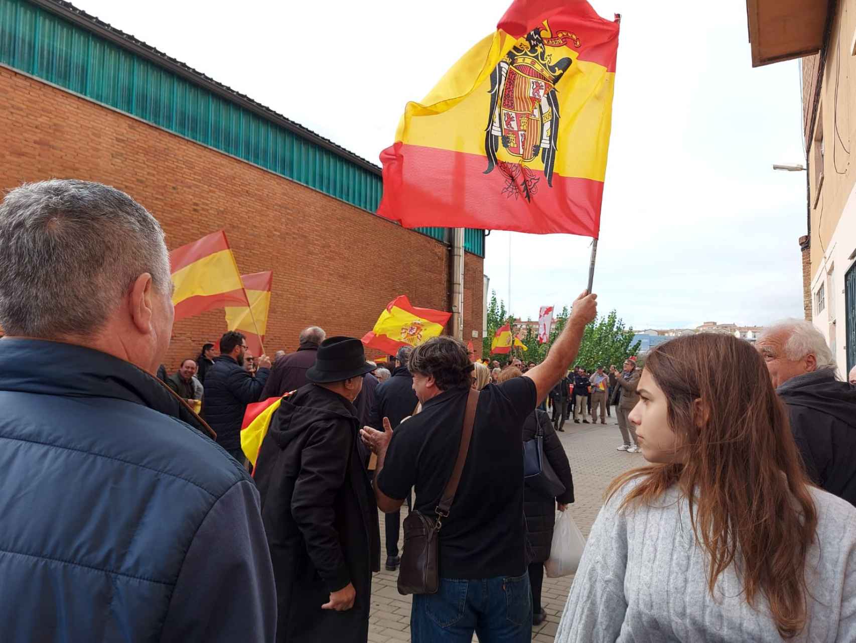 Banderas franquistas en la protesta en la sede del PSOE de Zamora