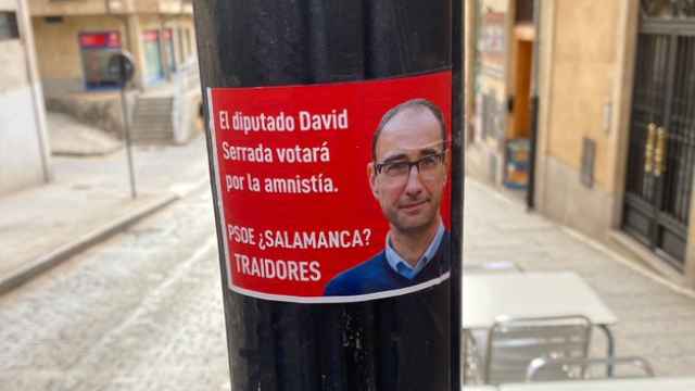 Cartel insultante contra el diputado socialista David Serrada