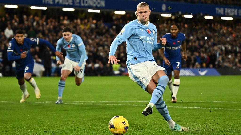 Erling Haaland anota un penalti frente al Chelsea.