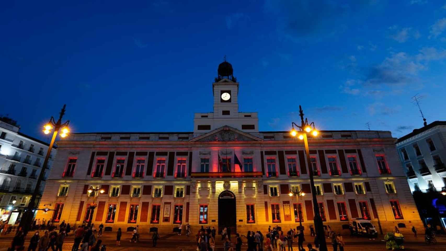 Real Casa de Correos iluminada con la bandera de España durante el día de la Constitución de 2022.