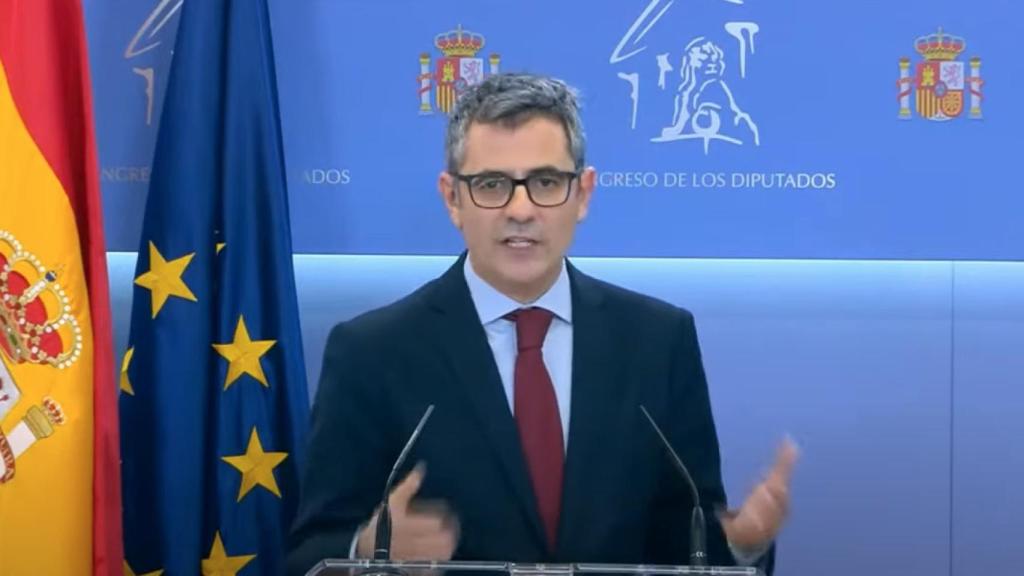 Félix Bolaños durante una rueda de prensa en el Congreso.