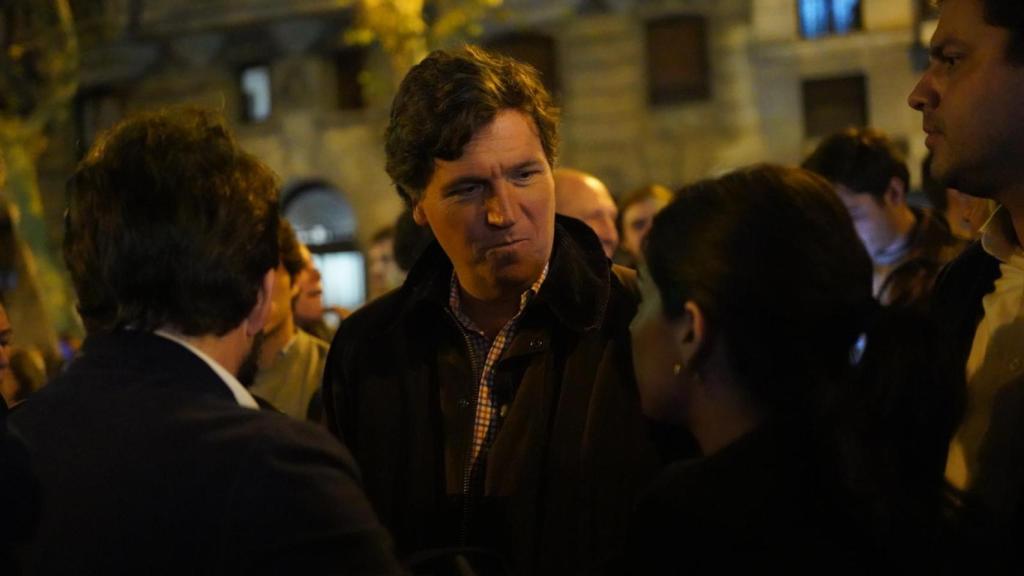 Tucker Carlson en la manifestación de Ferraz