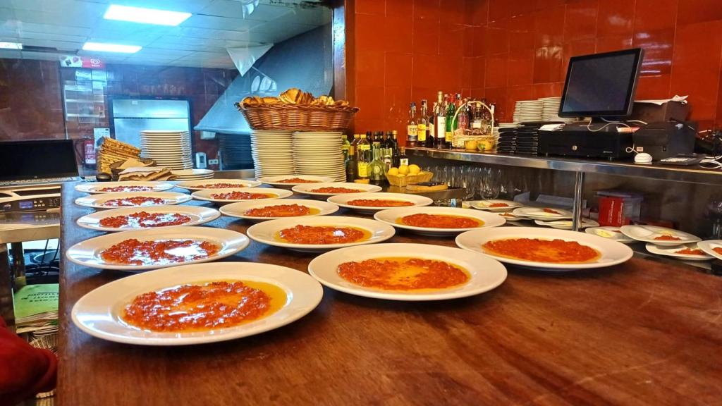 La preparación de unos platos por adelantado, en la barra del restaurante.