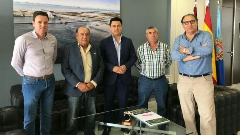 Paco Gil (1i), responsable de temas de medio ambiente para Coag en Murcia, en una imagen de archivo, en la renovación del convenio del Ayuntamiento de San Javier con la Asociación Agrícola de El Mirador.