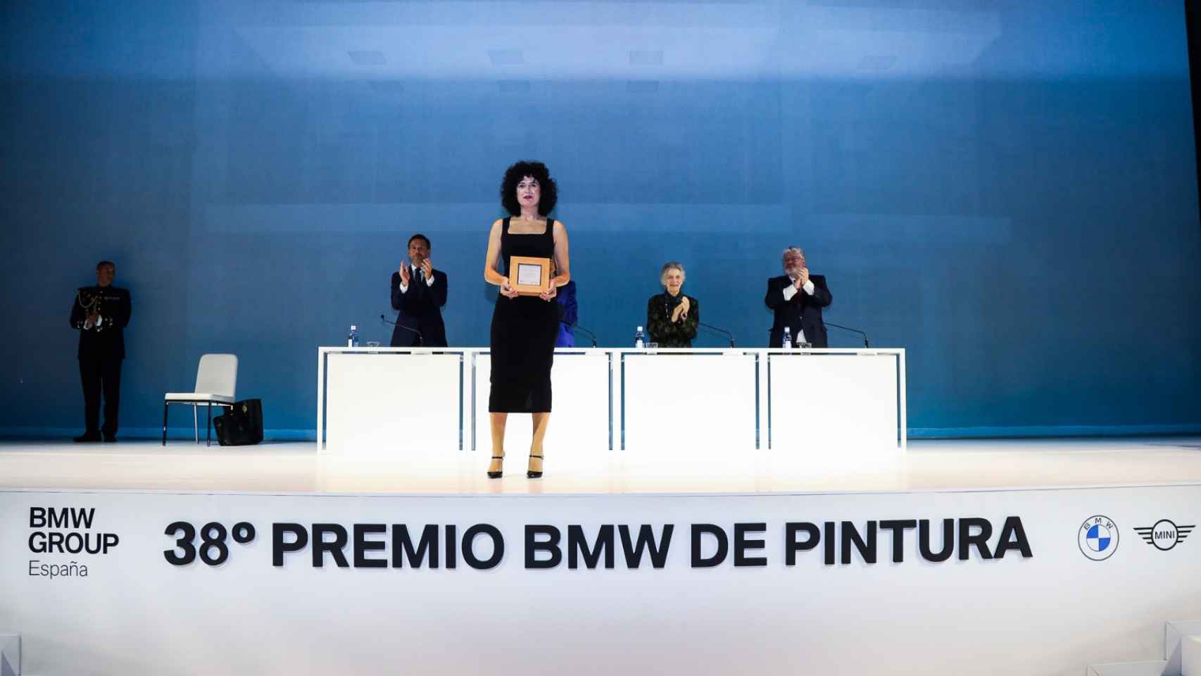 La ganadora Sonia Navarro con el Premio BMW de Pintura.