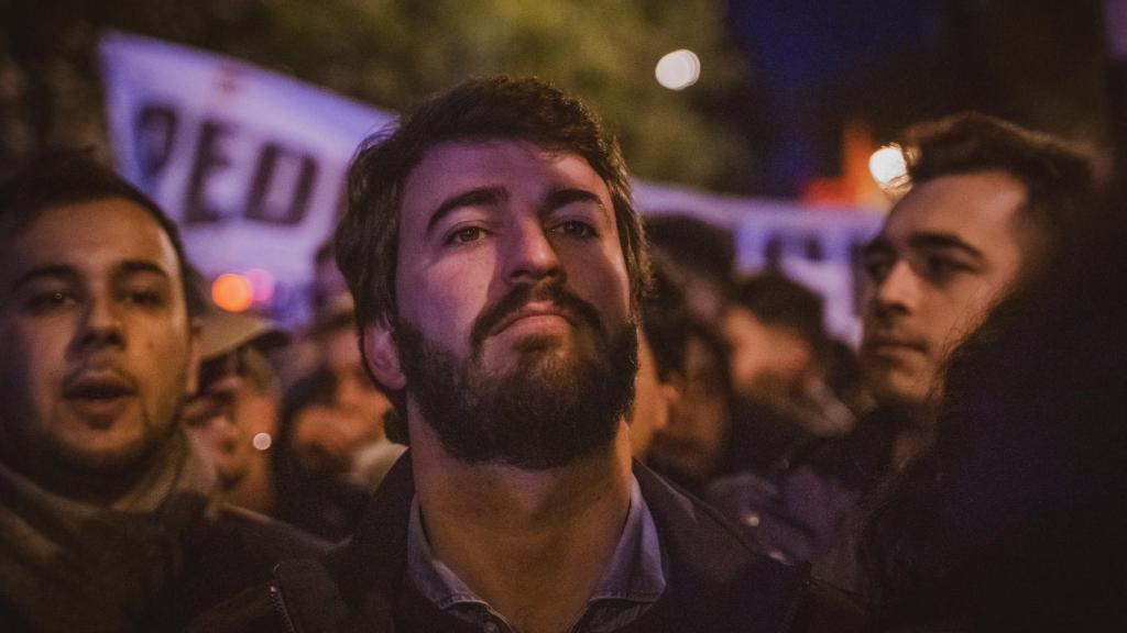 El vicepresidente de la Junta, Juan García-Gallardo, en una manifestación frente a la sede del PSOE, en la calle Ferraz de Madrid.