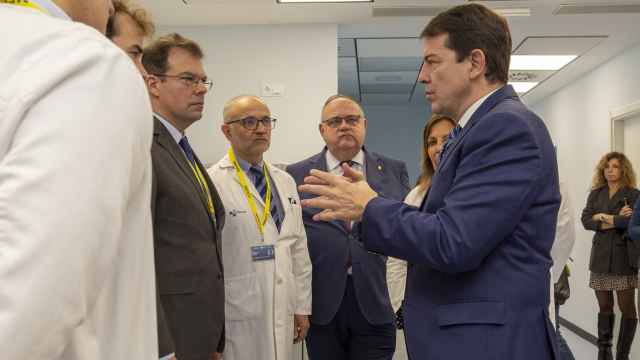 El presidente de la Junta, Alfonso Fernández Mañueco, y el consejero de Sanidad, Alejandro Vázquez, durante su visita a la unidad de radioterapia de Ávila, este lunes.