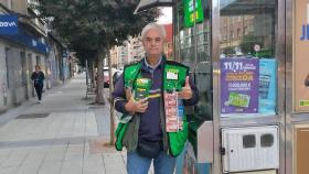 El vendedor de la ONCE Francisco Javier Álvarez González, que ha repartido suerte en León este fin de semana,