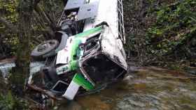 Un camión que transportaba mercancía peligrosa se precipita a un río en León