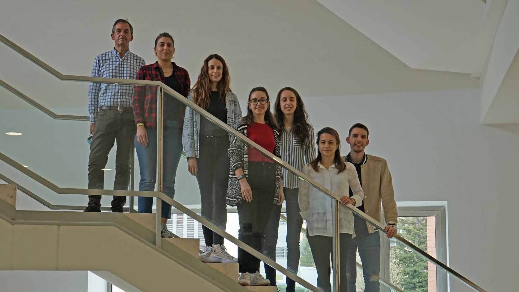 Isidro Sánchez García (izq.) con su equipo en el Centro de Investigación del Cáncer (Universidad de Salamanca-CSIC)