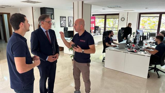 Carlos García Carbayo visita las instalaciones de Medity en la avenida Mirat de Salamanca.