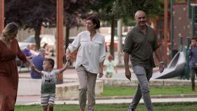 La familia con Romeo paseando por Arroyo de la Encomienda