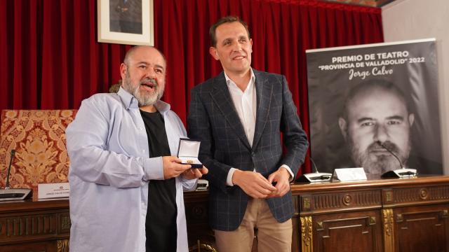 El presidente de la Diputación, Conrado Íscar, entregando el Premio de Teatro Provincia de Valladolid 2022 al actor Jorge Calvo