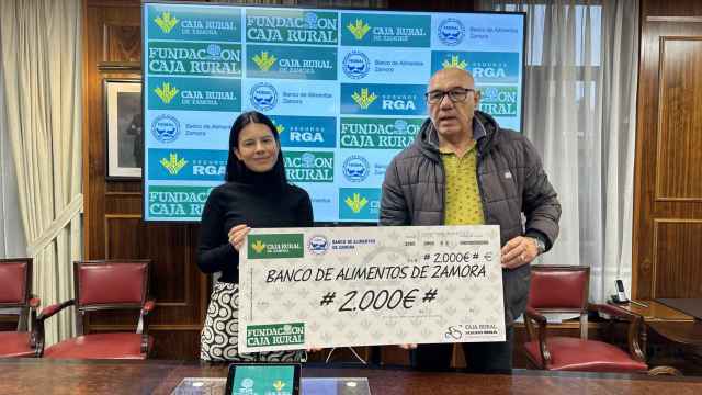 Entrega del cheque de Caja Rural de Zamora al Banco de Alimentos por parte de Laura Huertos a Andrés Pérez