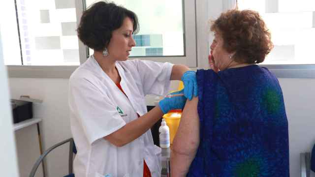 Una mujer se vacuna en un centro de salud de Sevilla.