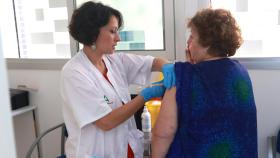 Una mujer se vacuna en un centro de salud de Sevilla.
