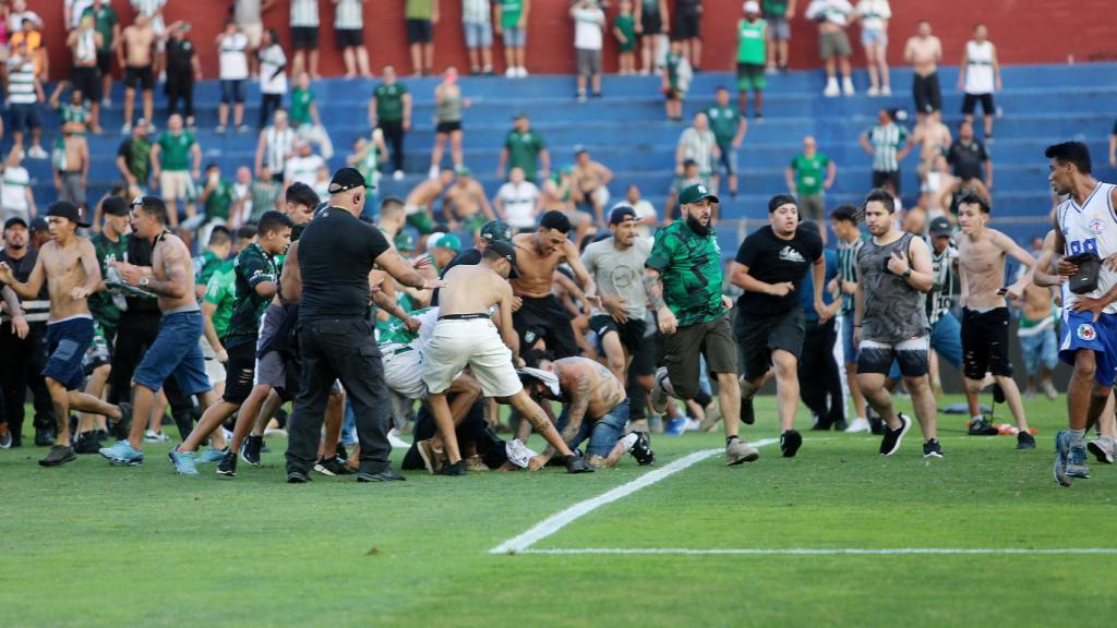 Momento de la batalla campal entre aficionados del Cruzeiro y Coritiba