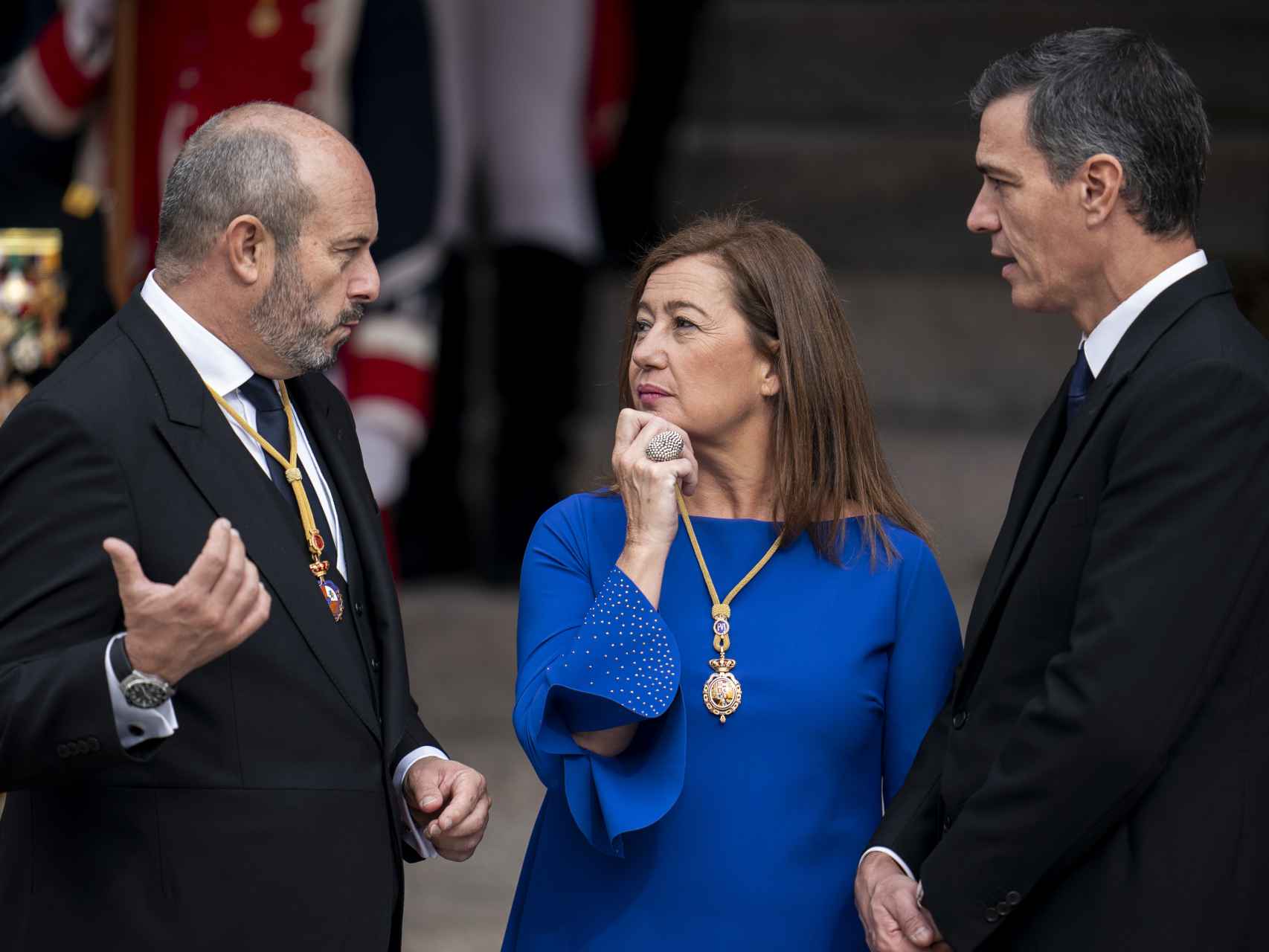 Los presidentes de las Cortes, Pedro Rollán y Francina Armengol, con Pedro Sánchez durante la jura de la Constitución de la princesa Leonor.