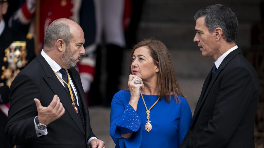 Los presidentes de las Cortes, Pedro Rollán y Francina Armengol, con Pedro Sánchez durante la jura de la Constitución de la princesa Leonor.