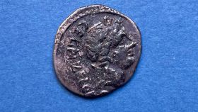 Una de las más de 3.000 monedas encontradas en Claterna