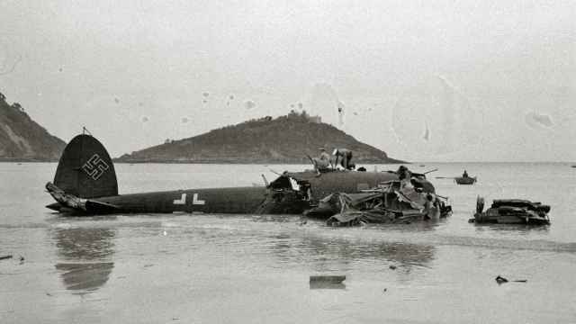 Restos del bombardero alemán que aterrizó en la playa de la Concha en San Sebastián