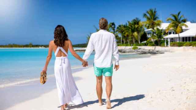 Una pareja caminando por una isla del Caribe