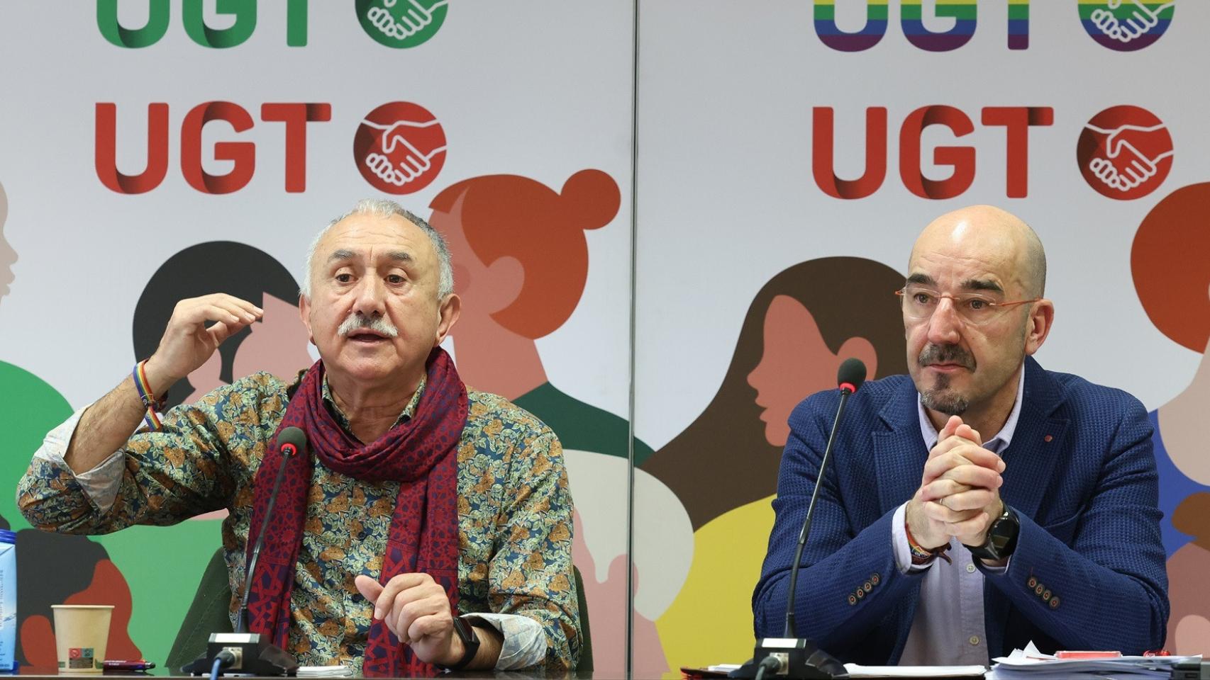 El secretario general de UGT, Pepe Álvarez (i), y el vicesecretario general de Política Sindical, Fernando Luján (d).