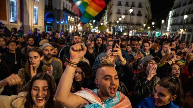 Cientos de personas se manifiestan en la Puerta del Sol para defender la ley Trans y LGTBI.