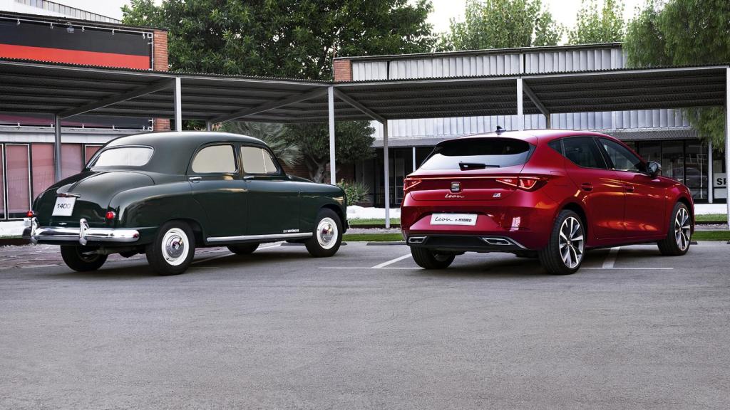 A la izquierda el Seat León 1400 de 1953 y a la derecha el Seat León de 2023.